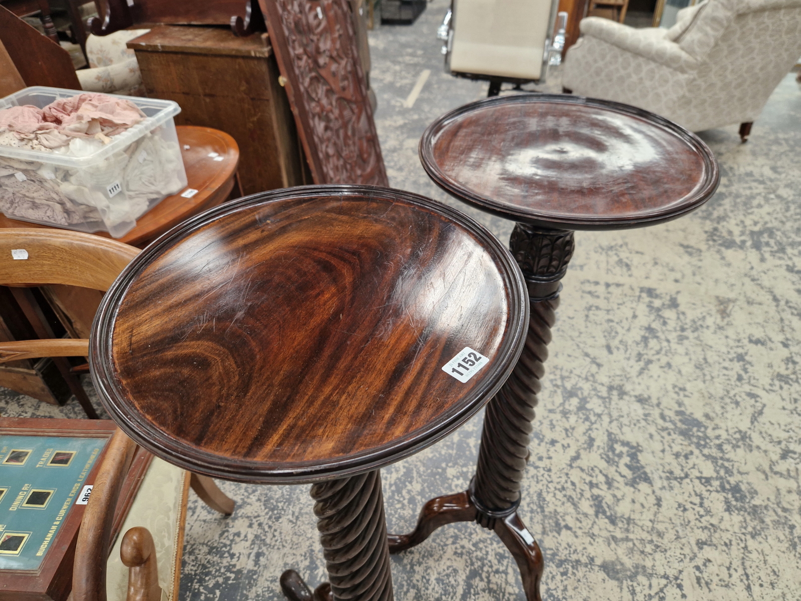 A PAIR OF MAHOGANY TORCHERES, THE DISHED CIRCULAR TOPS ON SPIRAL TWIST COLUMNS AND TRIPODS - Image 5 of 7