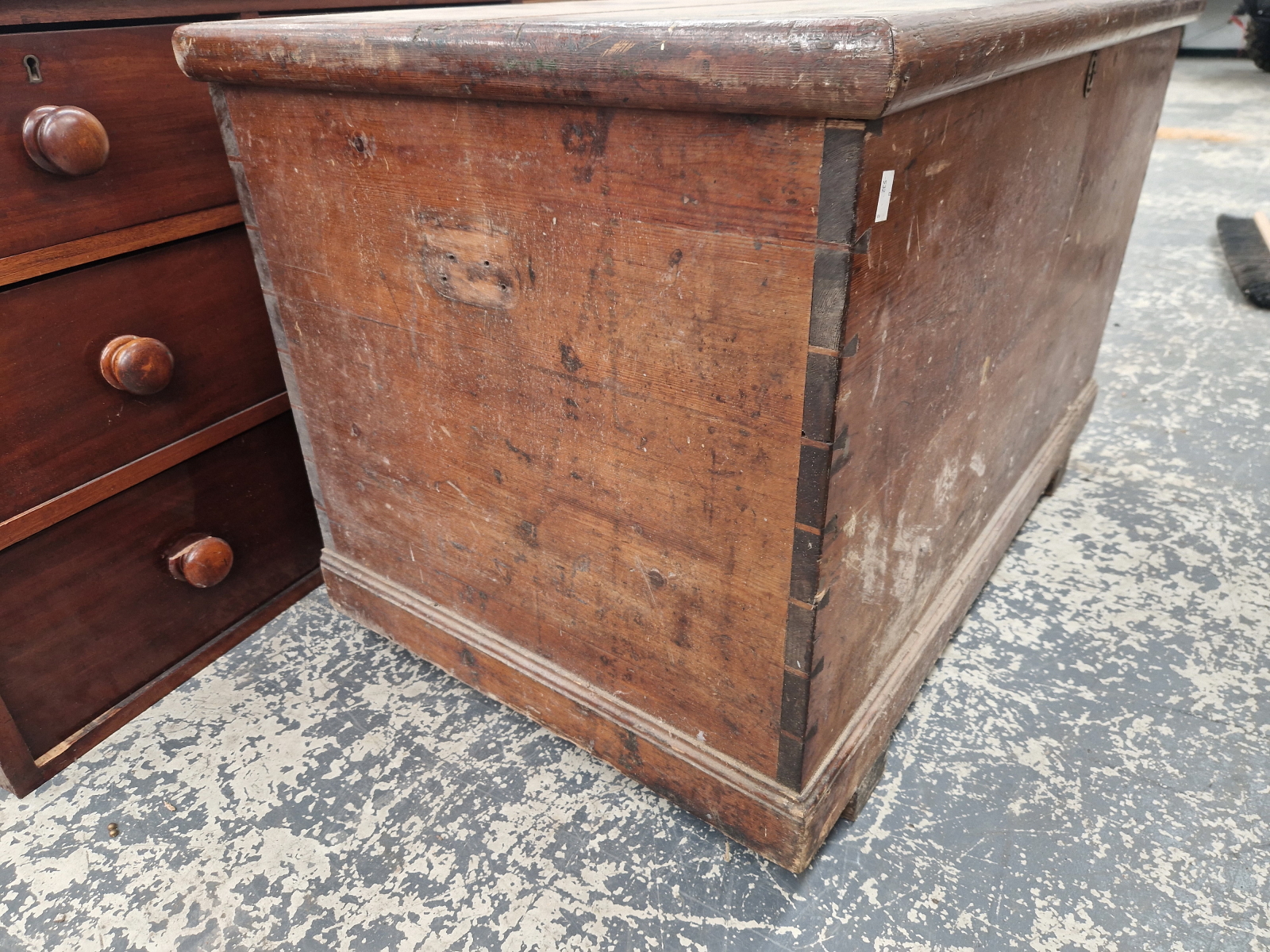 A STAINED PINE COFFER ON BAR FEET. W 100 x D 62 x H 65cms. - Image 2 of 4