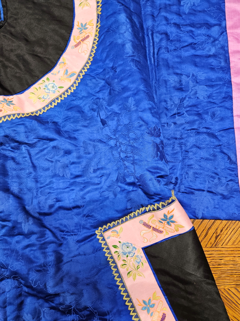 A CHINESE QUILTED DEEP BLUE AND BLACK SILK JACKET EDGED WITH A PINK GROUND FLORAL BAND - Image 9 of 27