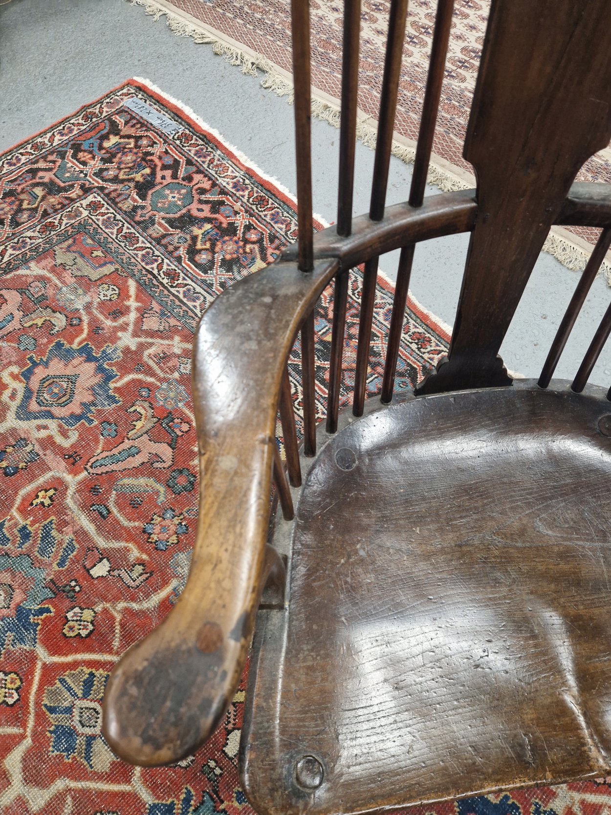 AN 18TH / 19TH CENTURY COUNTRY MADE WINDSOR TYPE CHAIR WITH SHAPED CREST RAIL AND BALUSTER BACK - Image 5 of 10