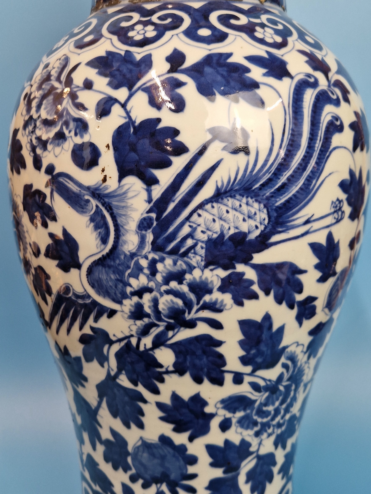A CHINESE BLUE AND WHITE BALUSTER VASE PAINTED WITH TWO PHOENIX AMONGST PEONIES BELOW A STIFF LEAF - Image 6 of 6