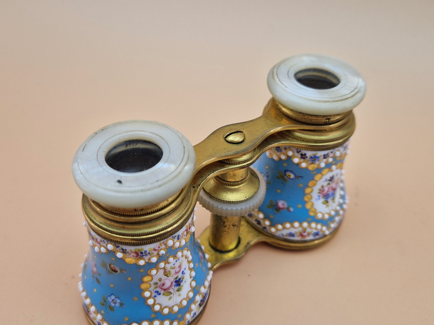 A LEATHER CASED PAIR OF OPERA GLASSES WITH JEWELLED AND FLOWER PAINTED BLUE GROUND ENAMEL BARRELS - Image 3 of 7