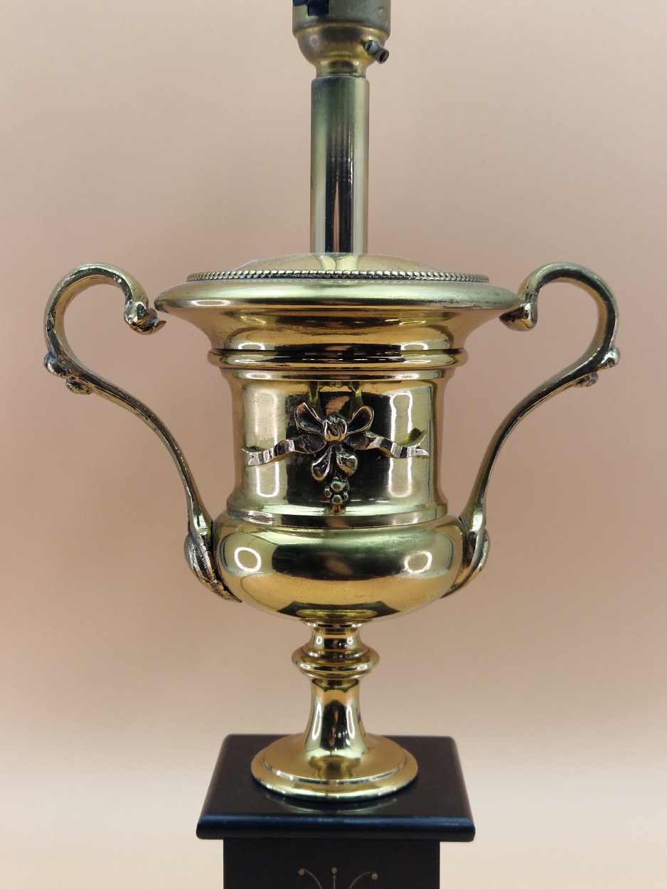 A BRASS TWO HANDLED URN AS A TABLE LAMP SUPPORTED ON A BLACK MARBLE BASE. H 39cms. - Image 3 of 3