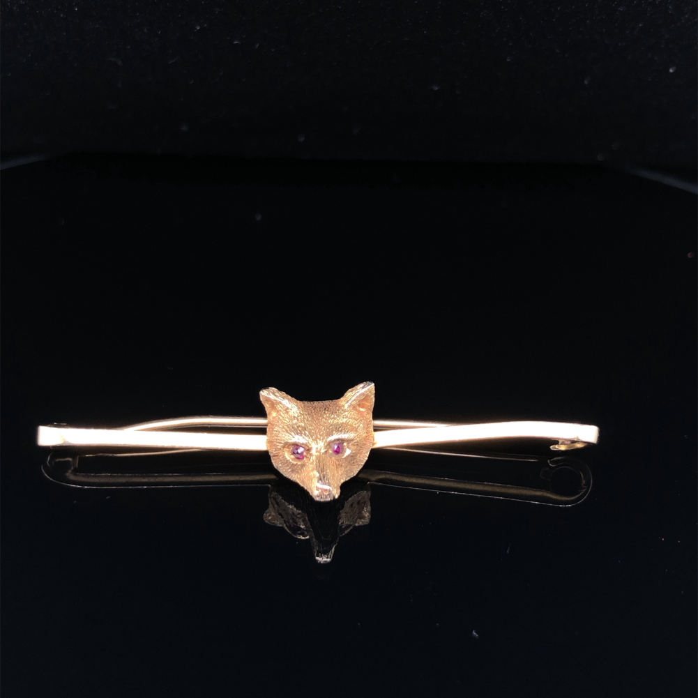 A 9ct HALLMARKED GOLD FOX MASK BAR BROOCH WITH GEMSET RED EYES, DATED 1947, LONDON FOR CROPP AND - Image 4 of 6