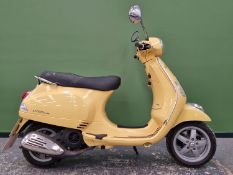 A VESPA 125 CC MOPED. GOOD RUNNING AND RIDING CONDITION