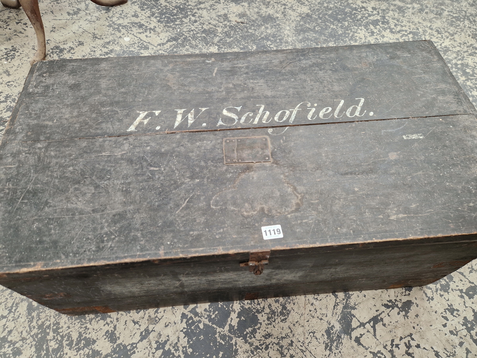 A GREY PAINTED MILITARY CAMPHOR WOOD TRUNK OR CHEST WITH IRON HANDLES AND PLAQUE TO 2nd VOLUNTEER - Image 2 of 6