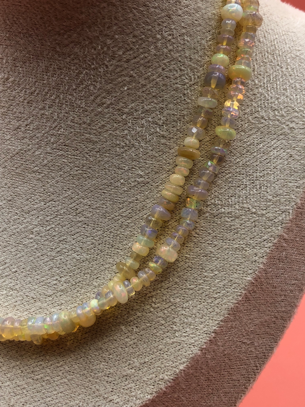 AN OPAL BEADED NECKLACE. VINTAGE OPAL ROUNDEL BEADS RECENTLY RESTRUNG. NECKLACE LENGTH 76cms. - Image 5 of 7