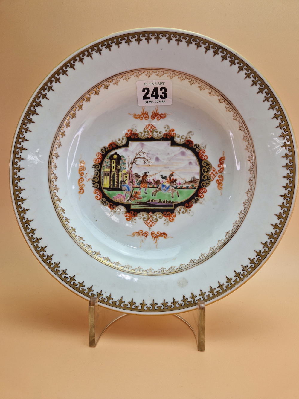 A LATE 18th C. CHINESE SOUP PLATE CENTRALLY PAINTED WITH A MEISSEN STYLE VIGNETTE OF A EUROPEAN