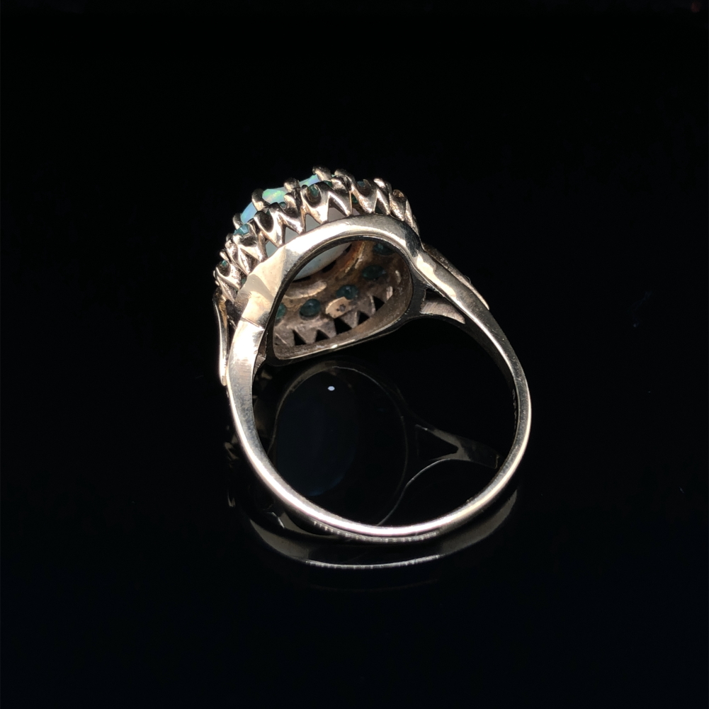 AN VINTAGE 9ct HALLMARKED GOLD OPAL AND EMERALD CLUSTER RING. DATED LONDON 1978. FINGER SIZE Q. - Image 4 of 7