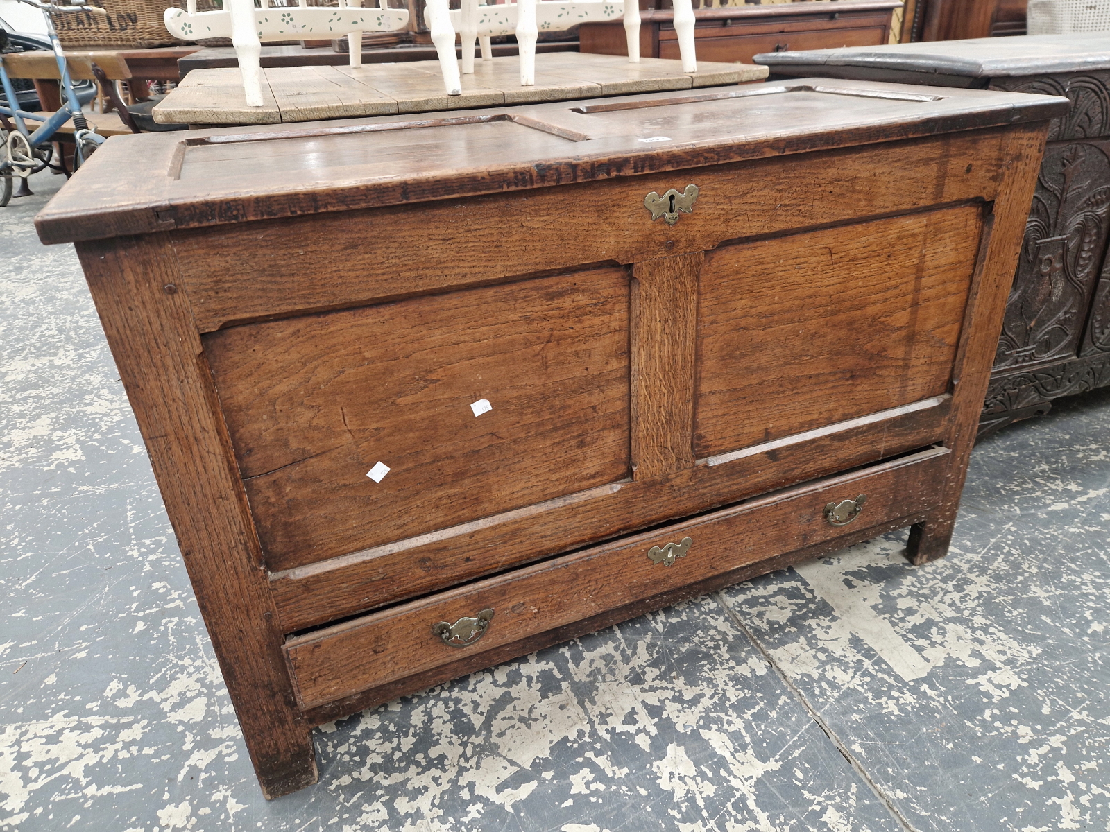 AN 18th C. OAK MULE CHEST WITH THE TWO PANELLED FRONT ABOVE A LONG DRAWER. W 112 x D 49 x H 72cms.