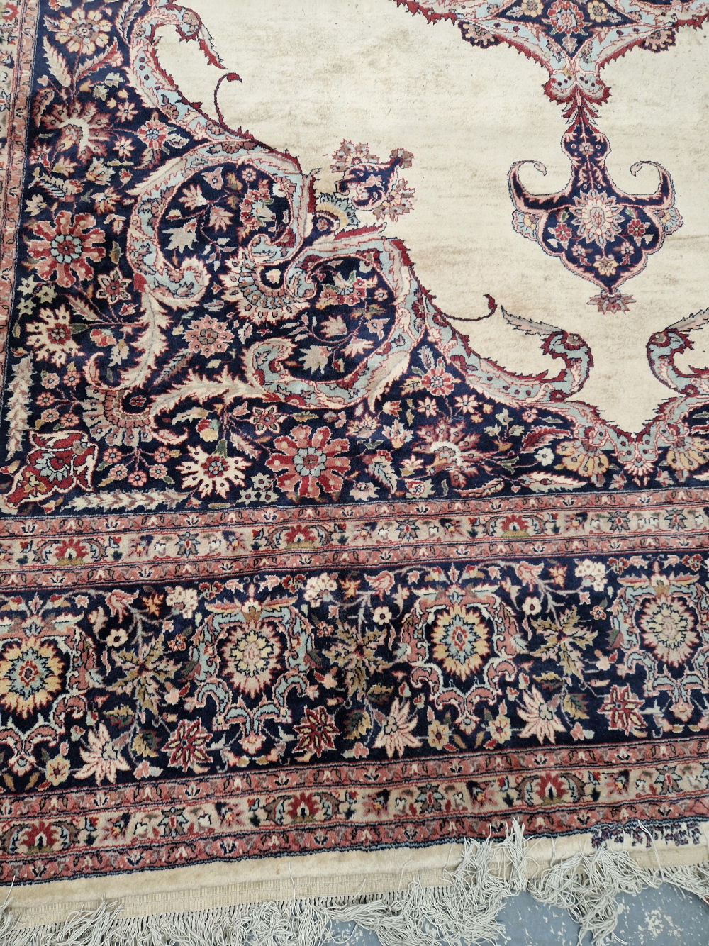 AN ORIENTAL CARPET OF CLASSIC PERSIAN DESIGN 370 x 274 cm. - Image 3 of 10