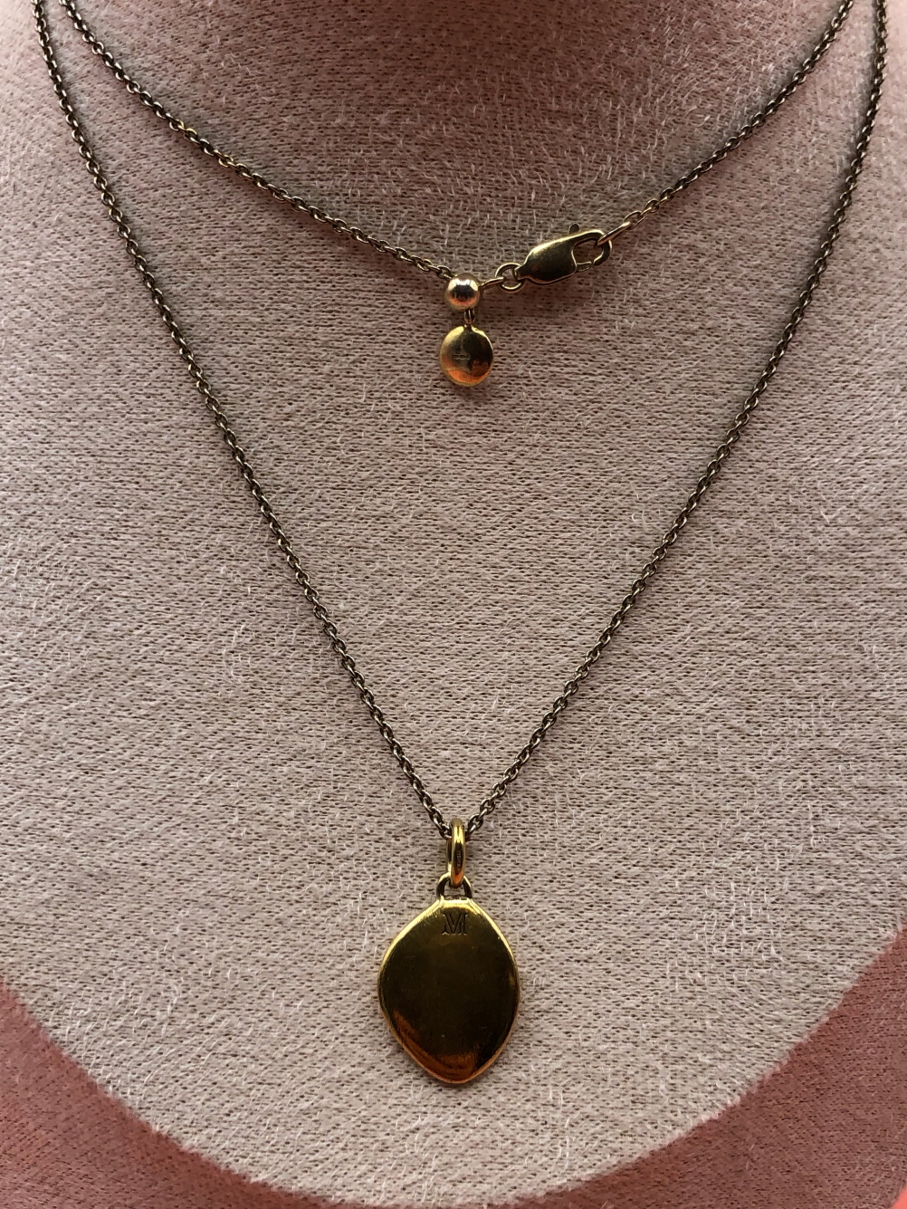 A MONICA VINADER SIREN TEARDROP PENDANT AND CHAIN TOGETHER WITH A MEJURI BLACK ONYX AND SILVER - Image 3 of 8