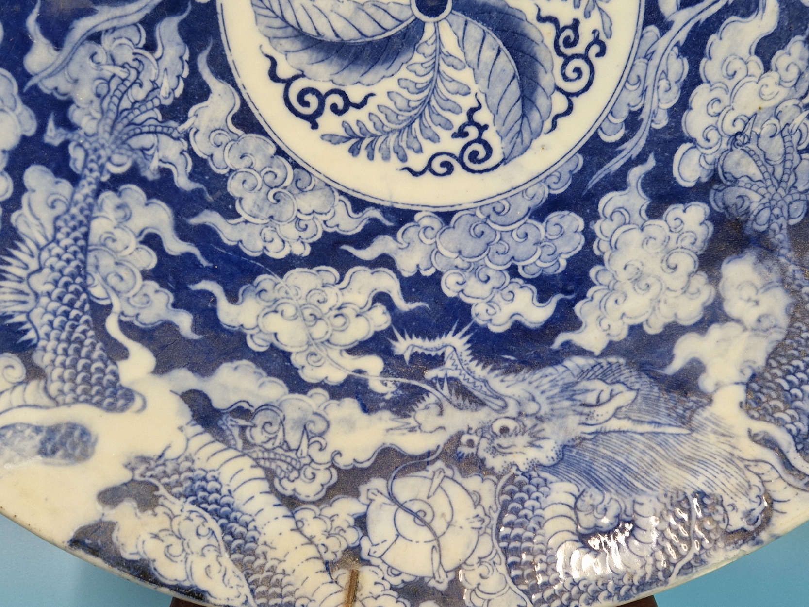 A PAIR OF JAPANESE BLUE AND WHITE CHARGERS PRINTED WITH DRAGONS AND PHOENIX ENCLOSING ROSETTES. Dia. - Image 8 of 11