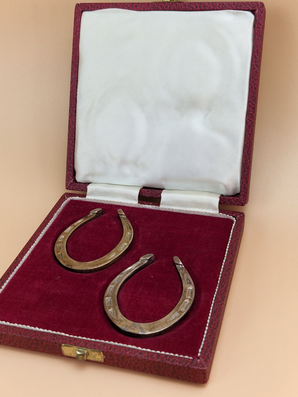 A CASED PAIR OF MINIATURE SILVER HORSESHOES BY FRANCIS HOWARD, SHEFFIELD 1978, 50Gms. - Image 3 of 4