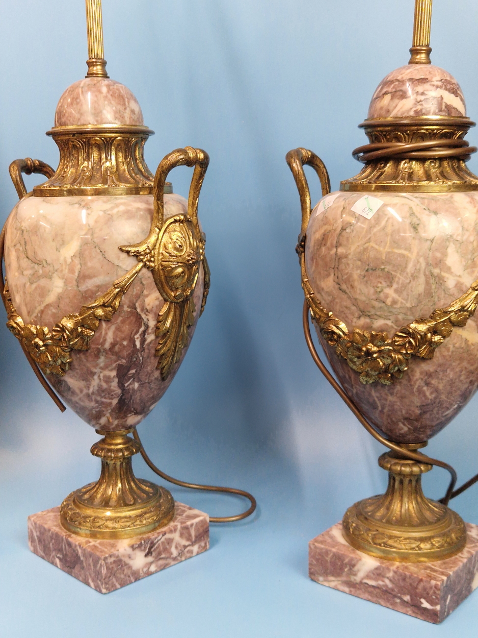 A PAIR OF ORMOLU MOUNTED MOTTLED PINK MARBLE TWO HANDLED BALUSTER LAMPS, EACH WITH TWO SOCKETS AND - Image 4 of 4