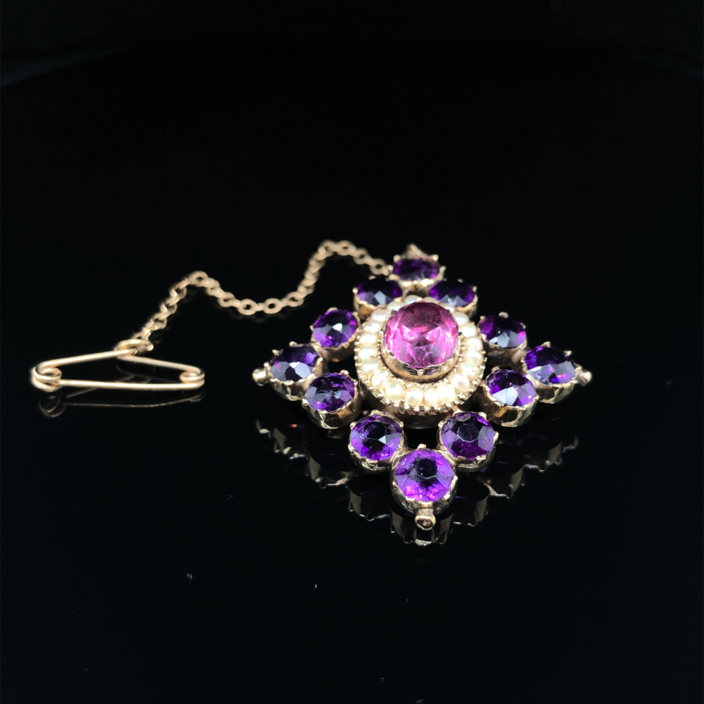 A VICTORIAN MOURNING BROOCH. THE GEMSET AND SEED PEARL BROOCH WITH A GLAZED PANEL TO THE REVERSE - Image 4 of 10