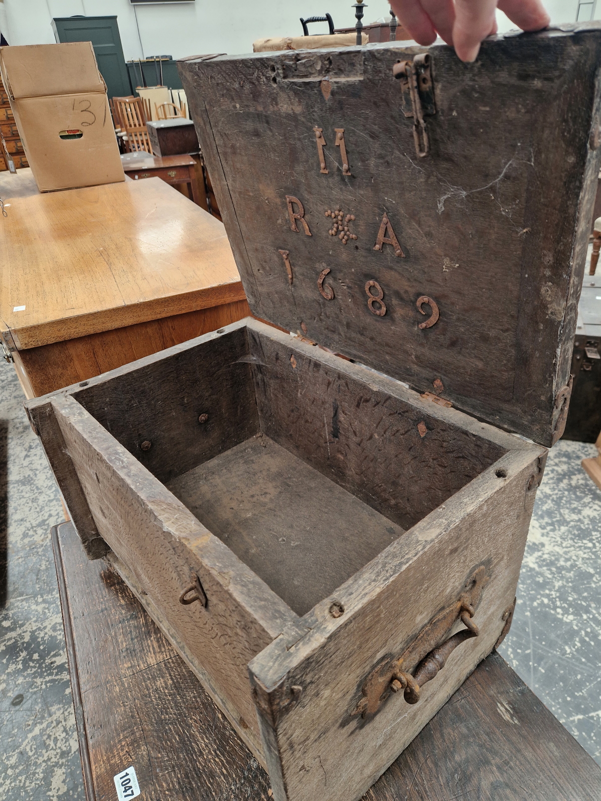 AN IRON BOUND TWO HANDLED OAK STRONG BOX BEARING THE DATE 1689 INSIDE THE HINGED LID - Image 4 of 7