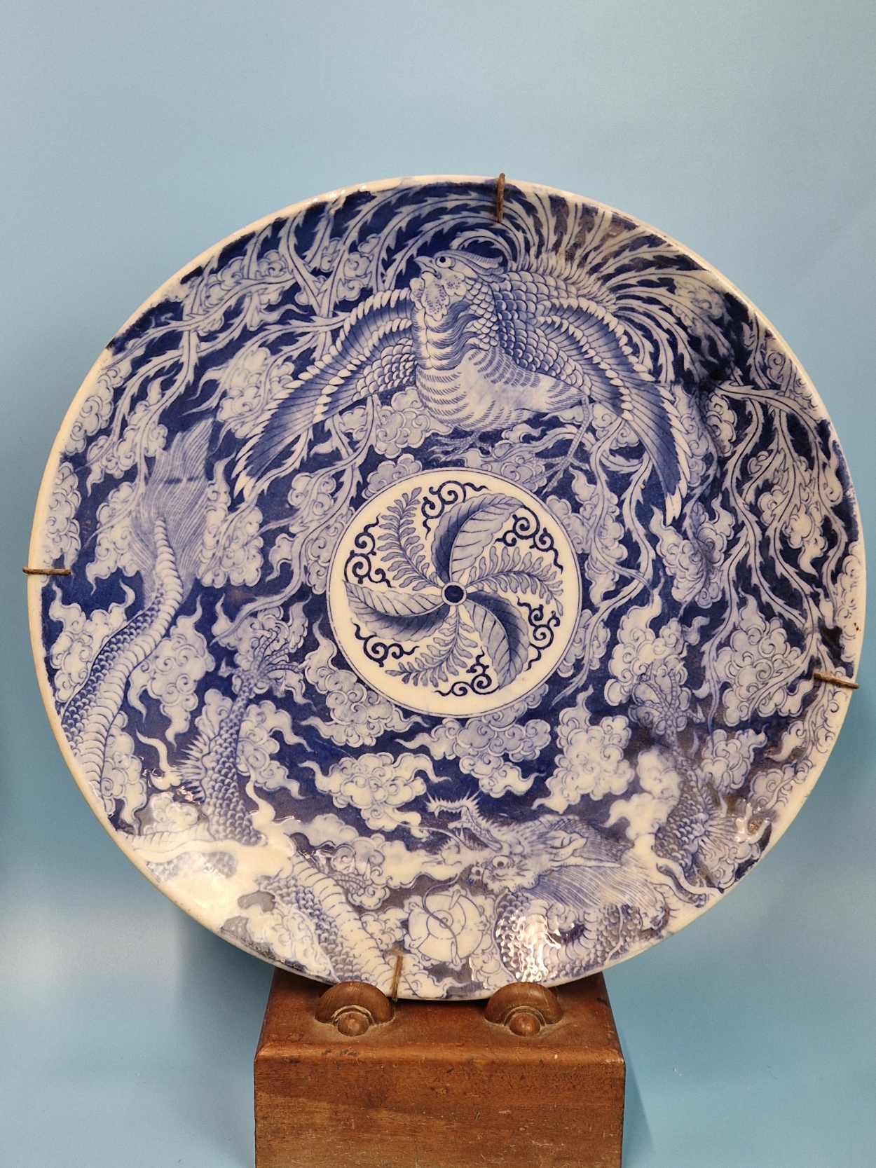 A PAIR OF JAPANESE BLUE AND WHITE CHARGERS PRINTED WITH DRAGONS AND PHOENIX ENCLOSING ROSETTES. Dia. - Image 5 of 11