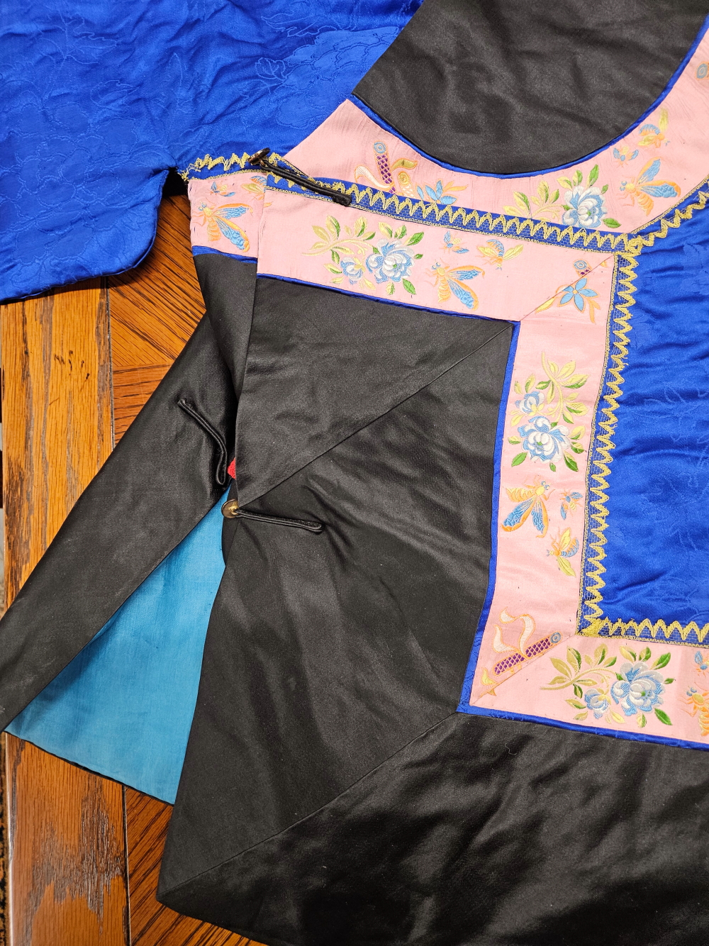 A CHINESE QUILTED DEEP BLUE AND BLACK SILK JACKET EDGED WITH A PINK GROUND FLORAL BAND - Image 6 of 27