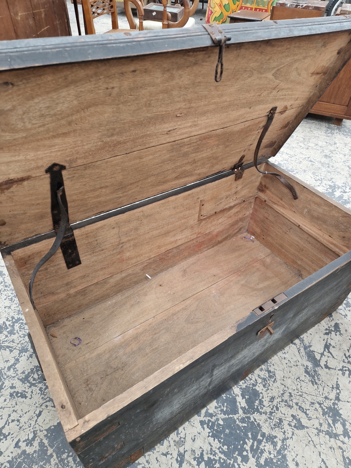 A GREY PAINTED MILITARY CAMPHOR WOOD TRUNK OR CHEST WITH IRON HANDLES AND PLAQUE TO 2nd VOLUNTEER - Image 6 of 6