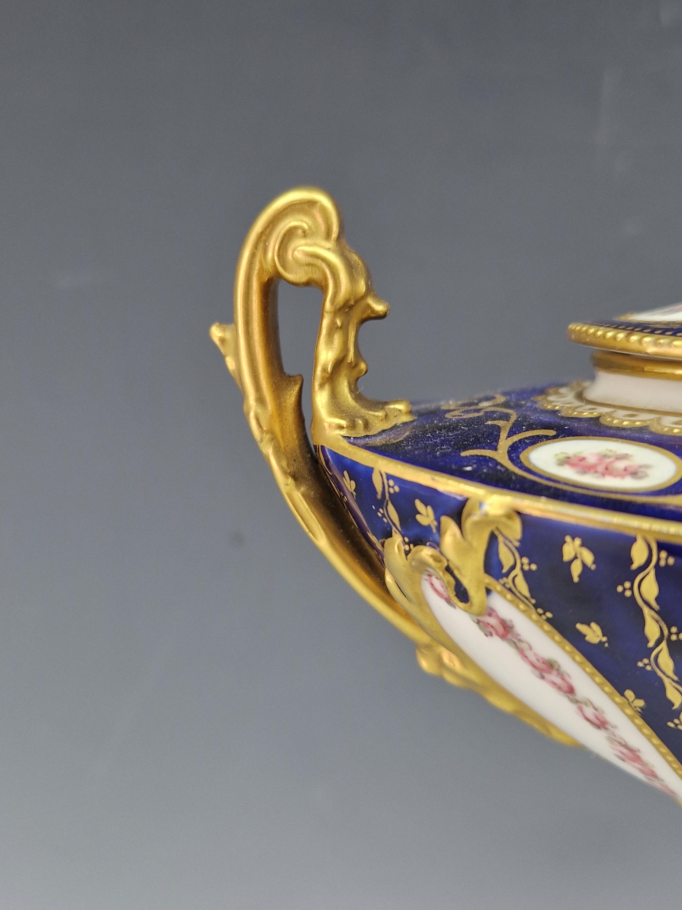 A CROWN DERBY BLUE GROUND TWO HANDLED OVAL URN AND COVER, DATE LETTER FOR 1904, PAINTED WITH GOLD - Image 5 of 7