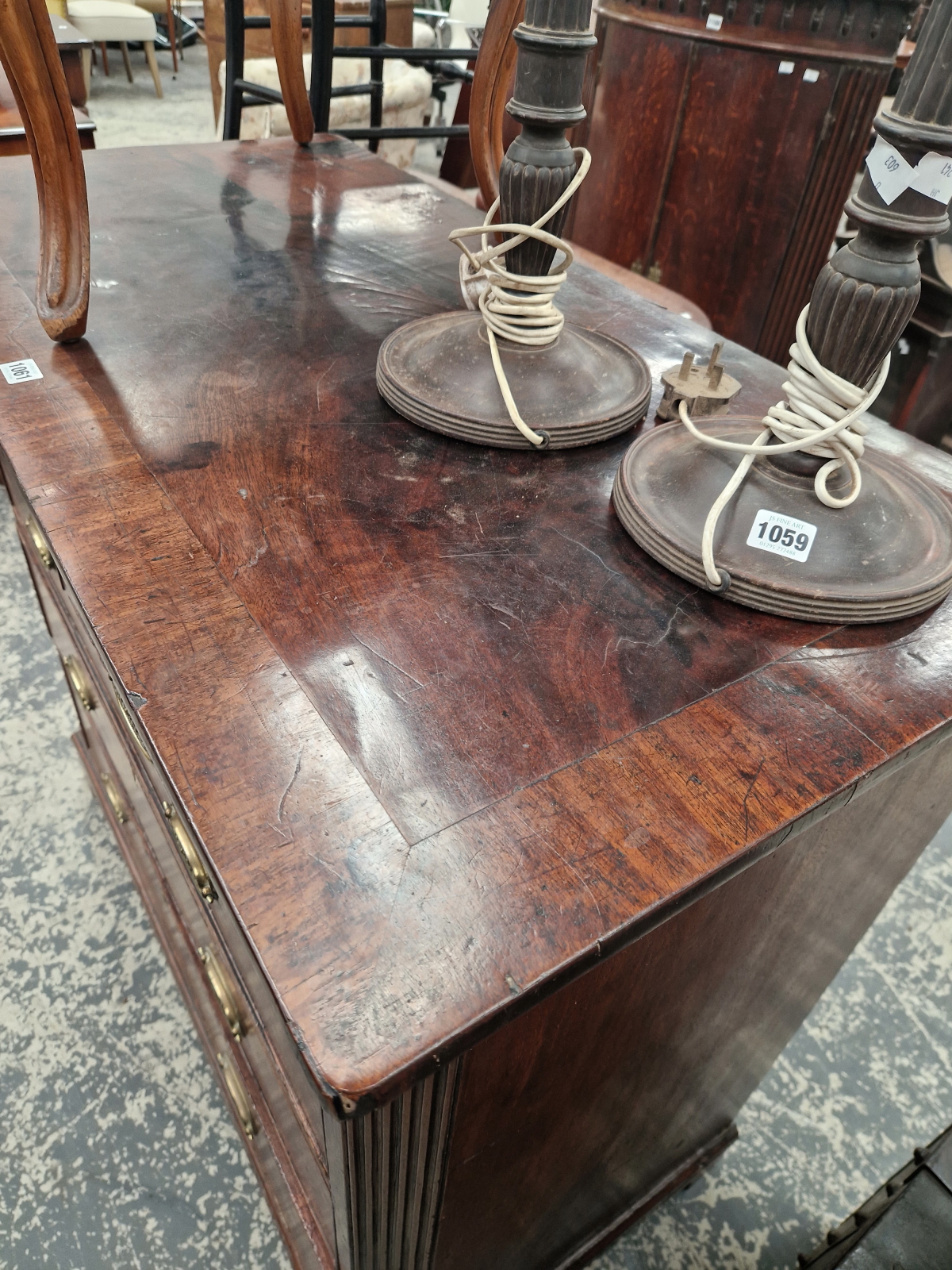 A GEORGIAN CROSS BANDED MAHOGANY CHEST OF TWO SHORT AND THREE LONG DRAWERS ON BRACKET FEET.   W - Image 6 of 8