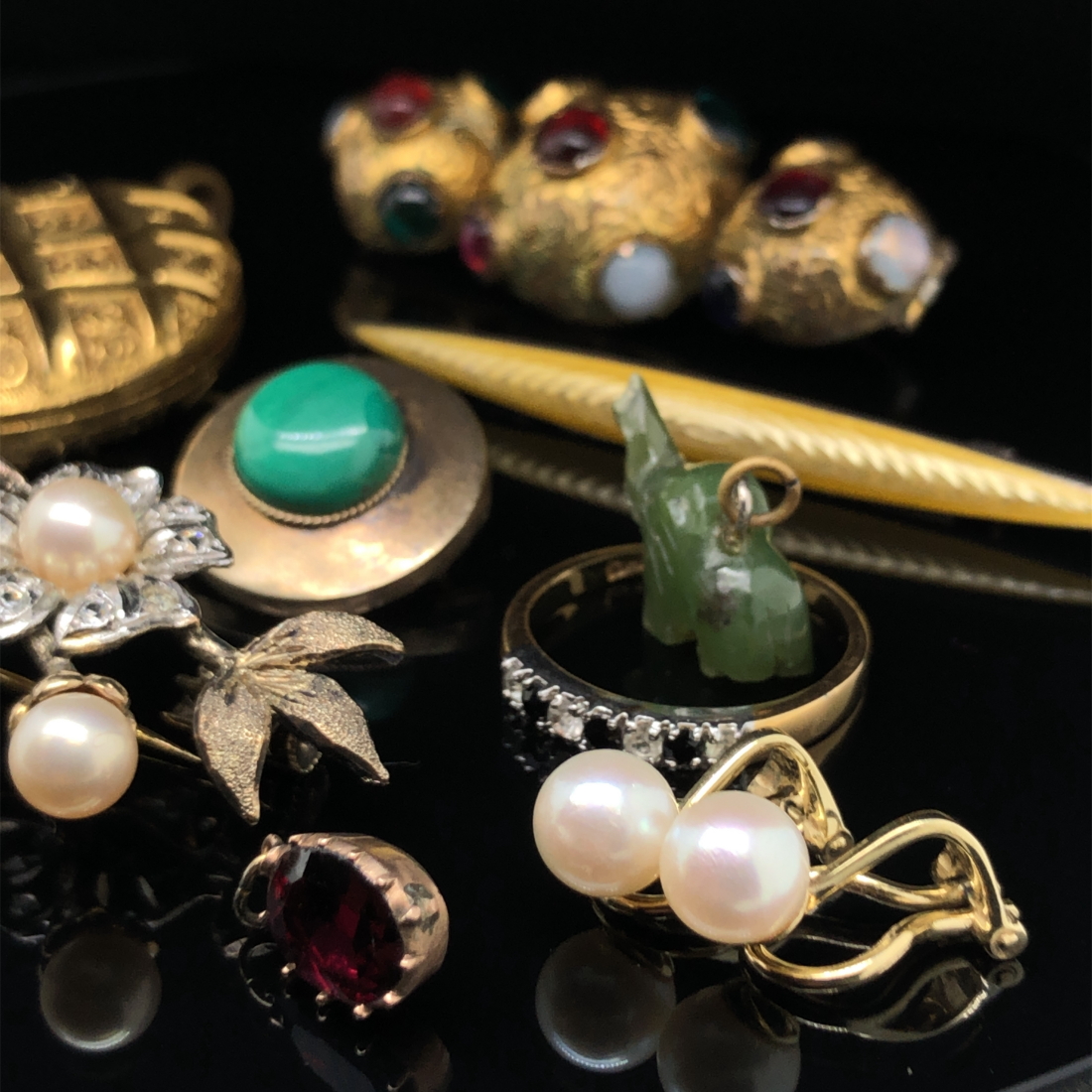 A COLLECTION OF ANTIQUE AND LATER JEWELLERY TO INCLUDE A HEAVY GILDED LOCKET, A HARDSTONE SET - Image 8 of 8