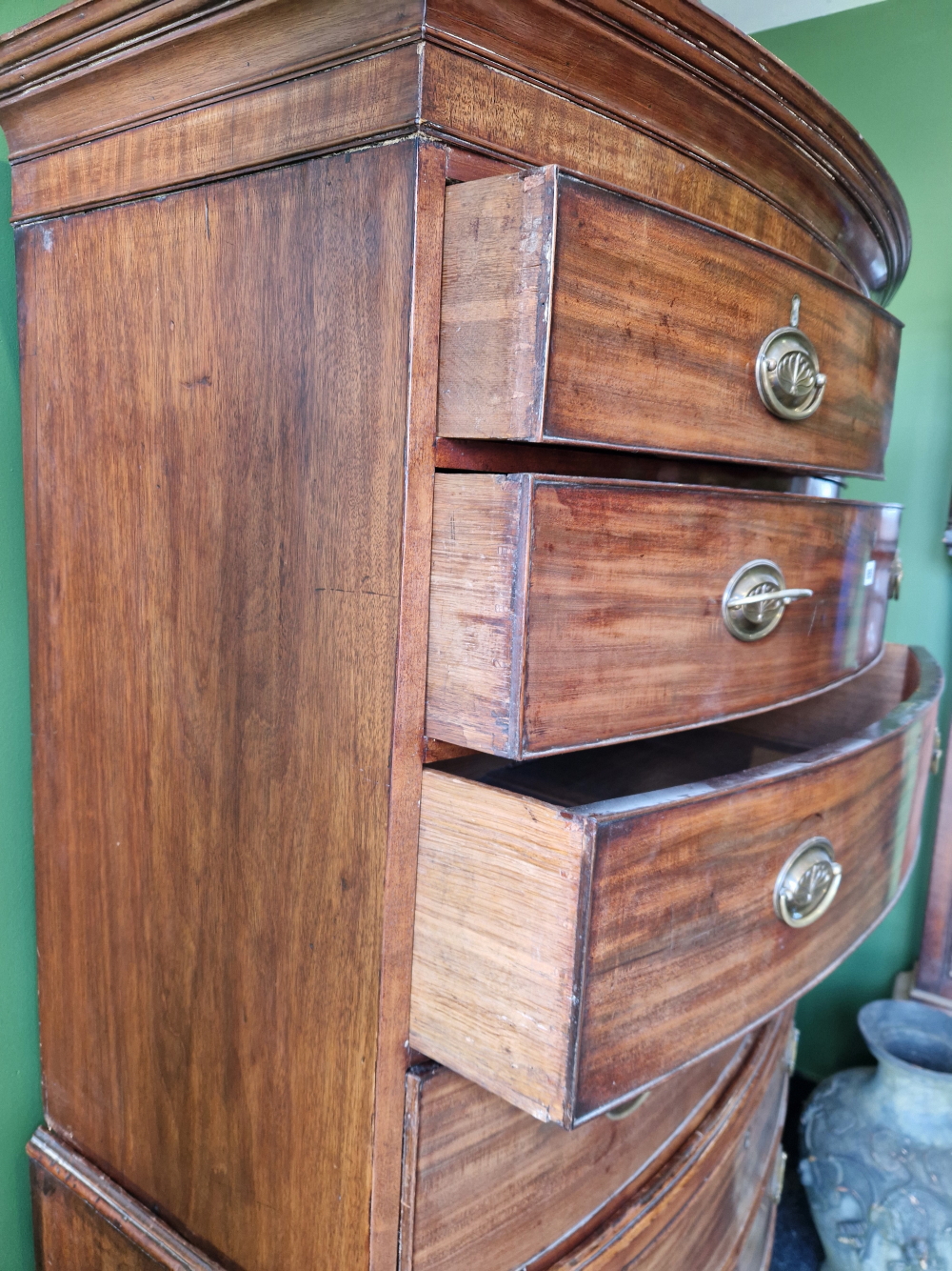 A GEORGE III MAHOGANY BOW FRONT CHEST ON CHEST,THE TWO SHORT DRAWERS TO THE TOP ABOVE SIX LONG - Image 4 of 4