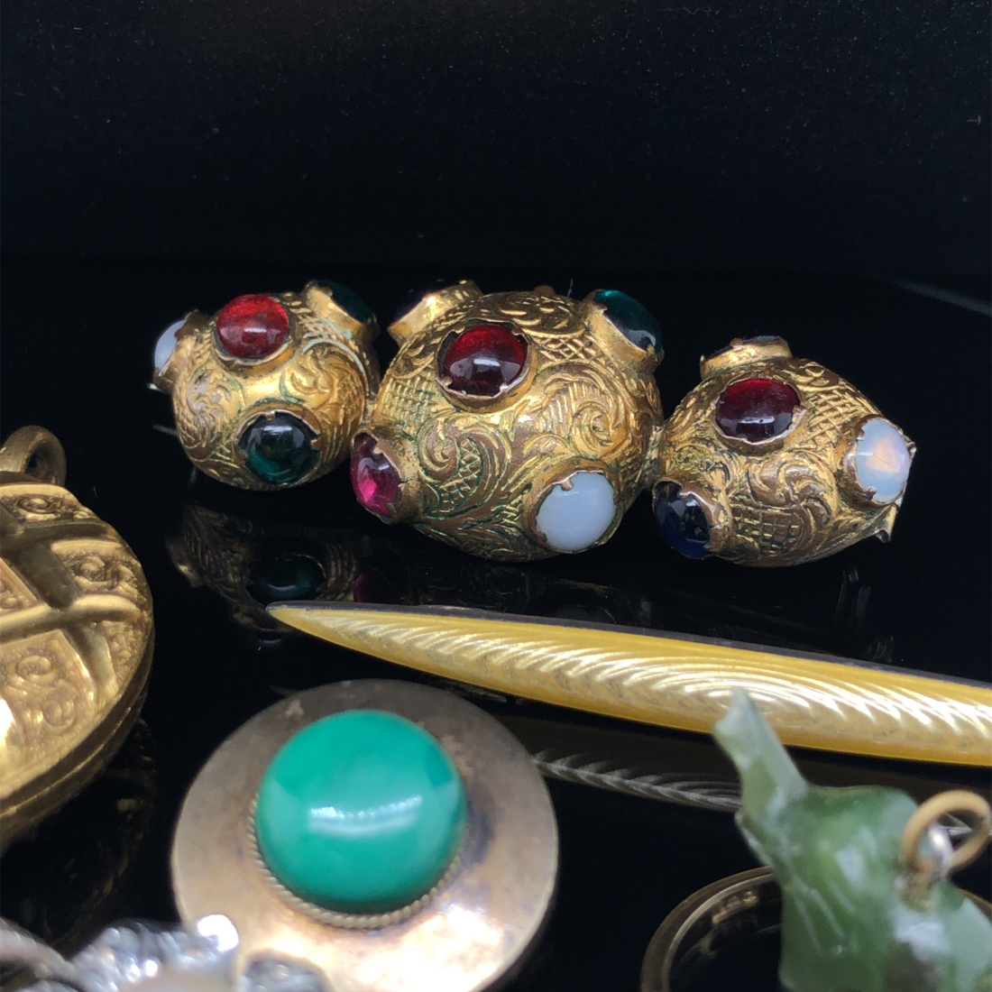 A COLLECTION OF ANTIQUE AND LATER JEWELLERY TO INCLUDE A HEAVY GILDED LOCKET, A HARDSTONE SET - Image 4 of 8