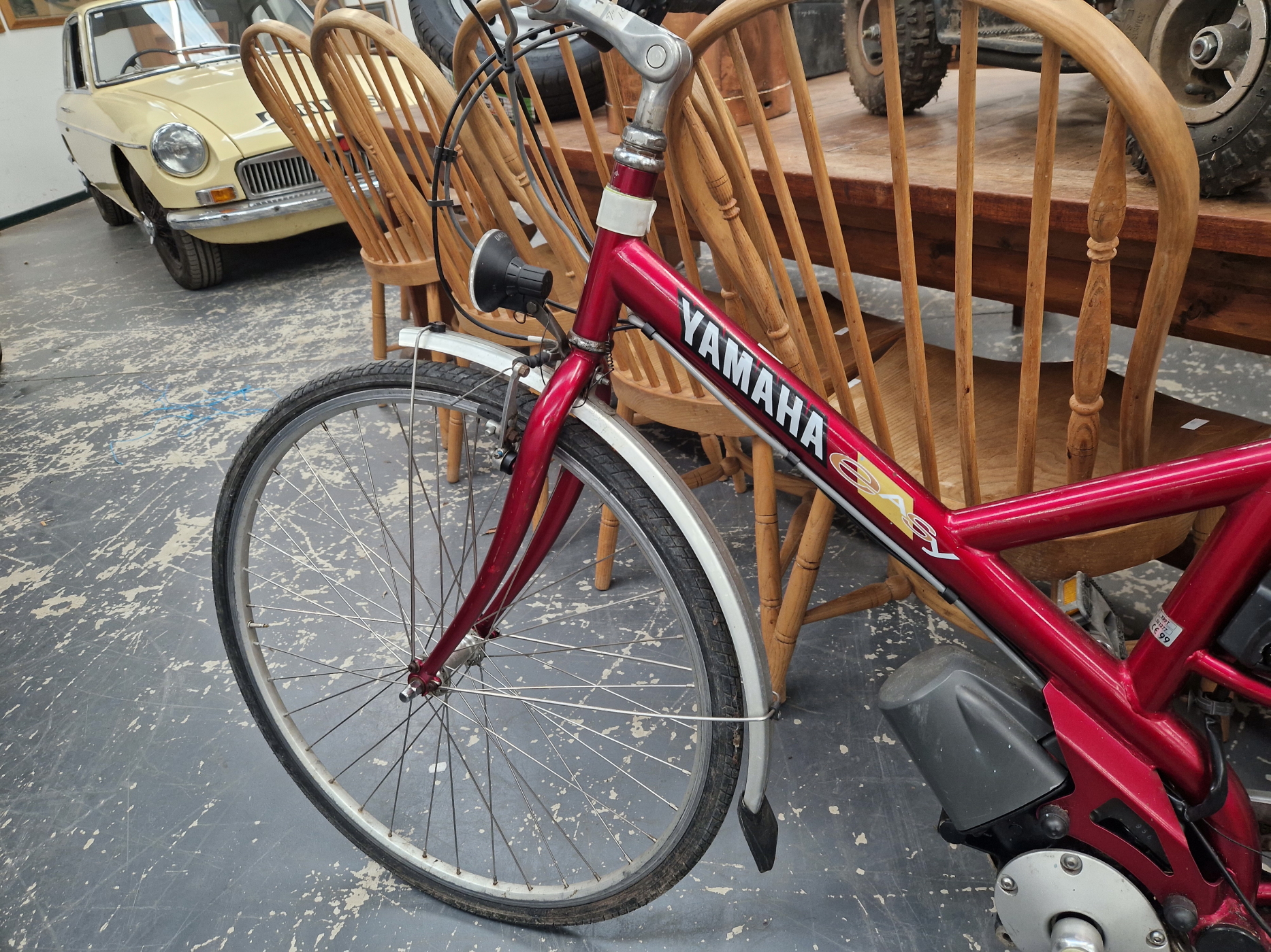 A LADYS RED BATTERY POWERED YAMAHA BICYCLE - Image 4 of 5