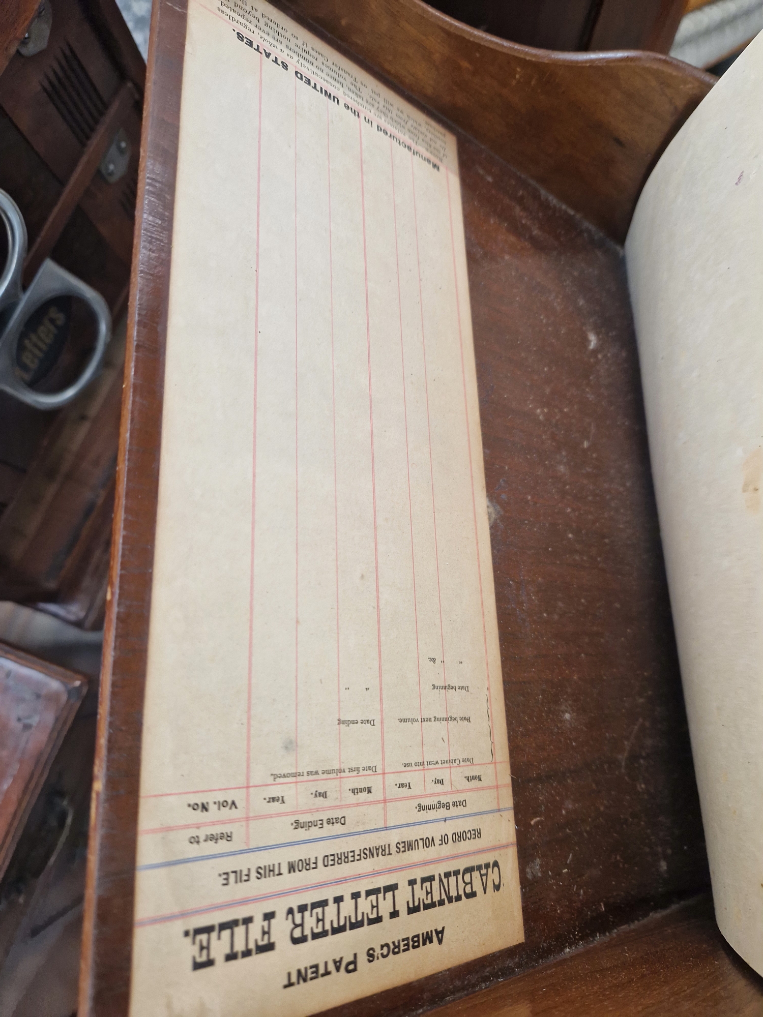 AN AMBERGS PATENT THREE DRAWER TABLE TOP FILING CABINET ENCLOSED BY A DOOR - Image 3 of 5