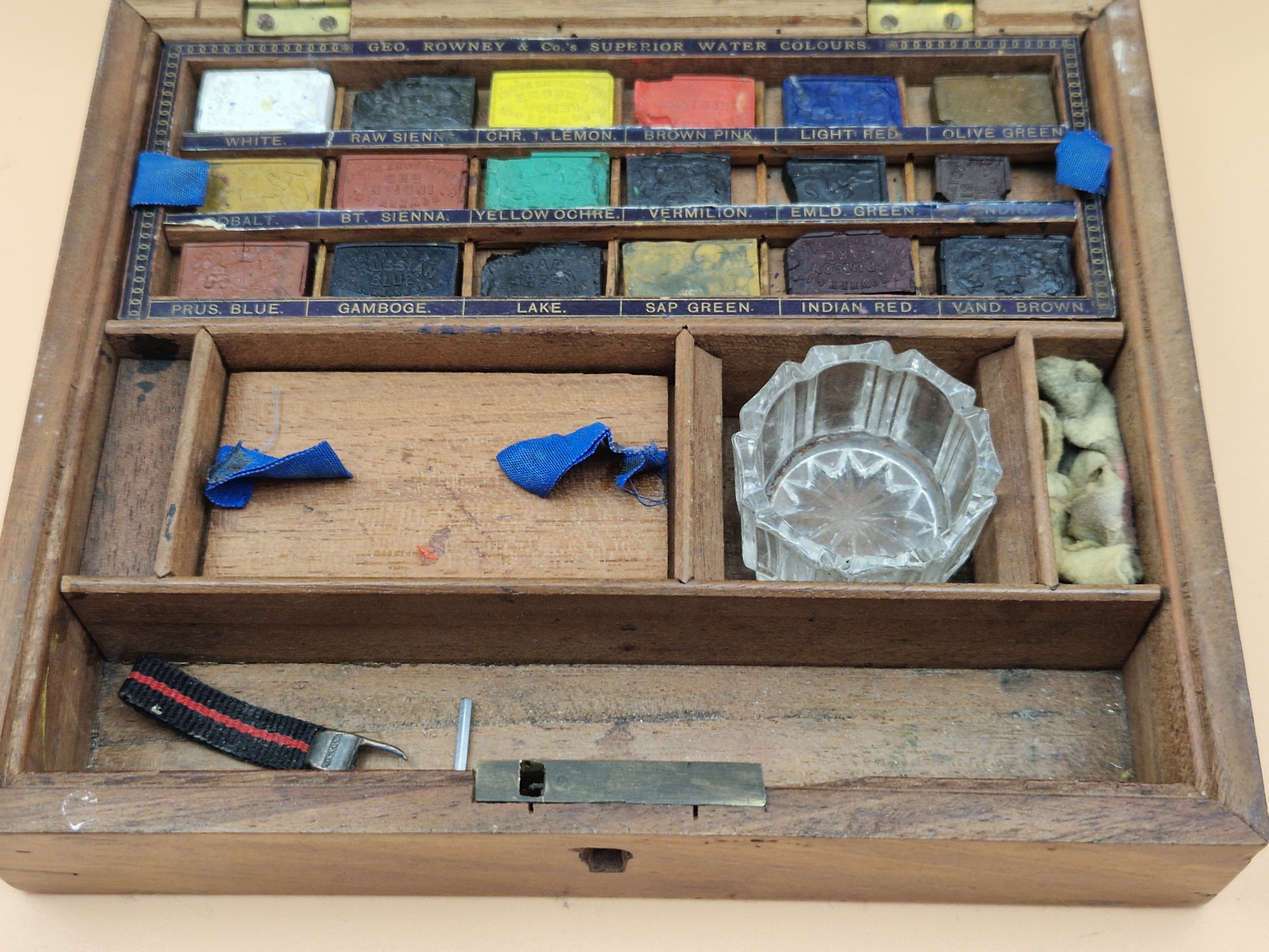 A LATE VICTORIAN ROWNEY MAHOGANY PAINT BOX CONTAINING UNUSED BLOCKS OF PAINT, A PALETTE AND A - Image 2 of 7