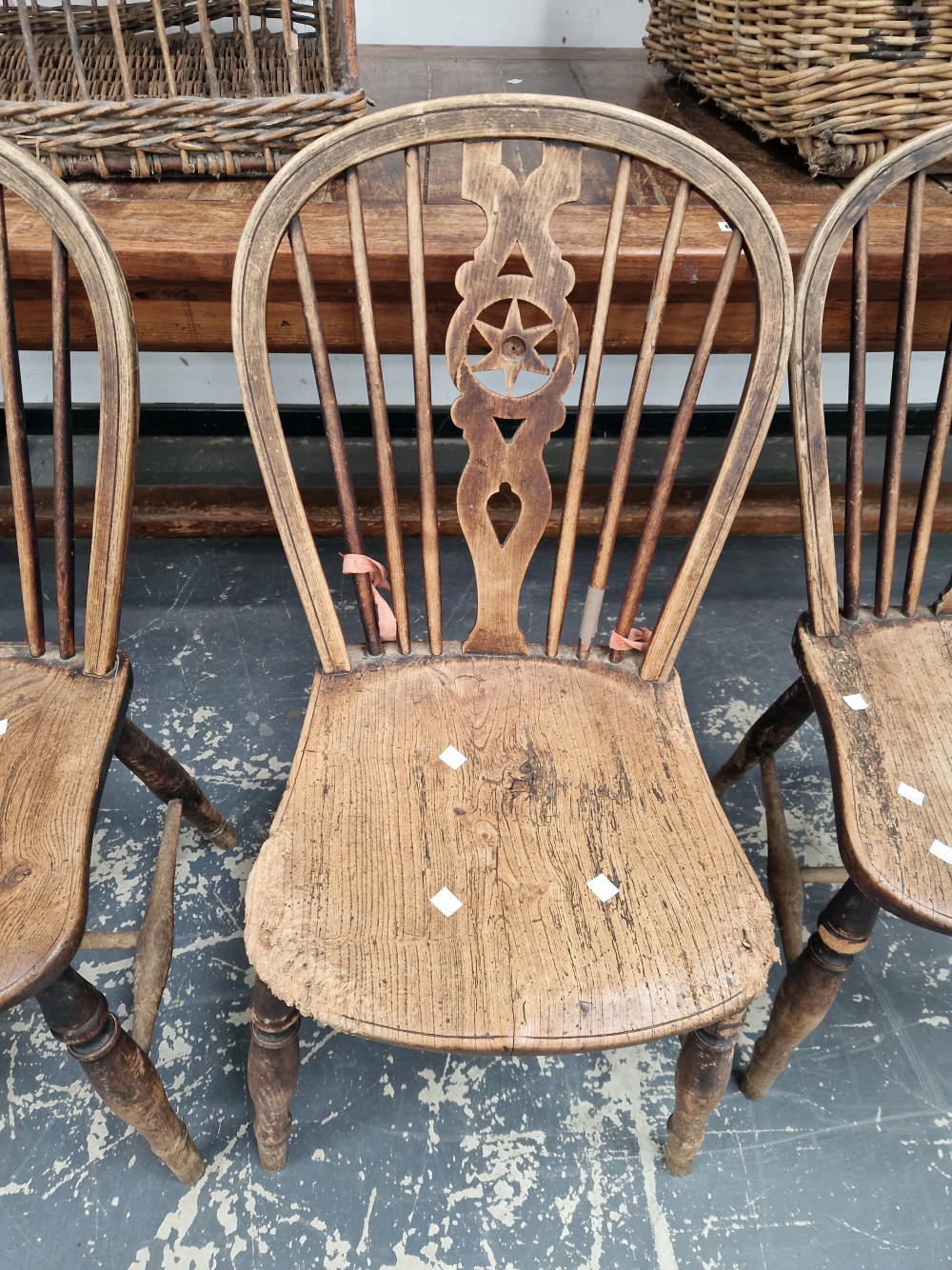 A SET OF FOUR WHEEL BACKED WINDSOR CHAIRS - Image 4 of 7