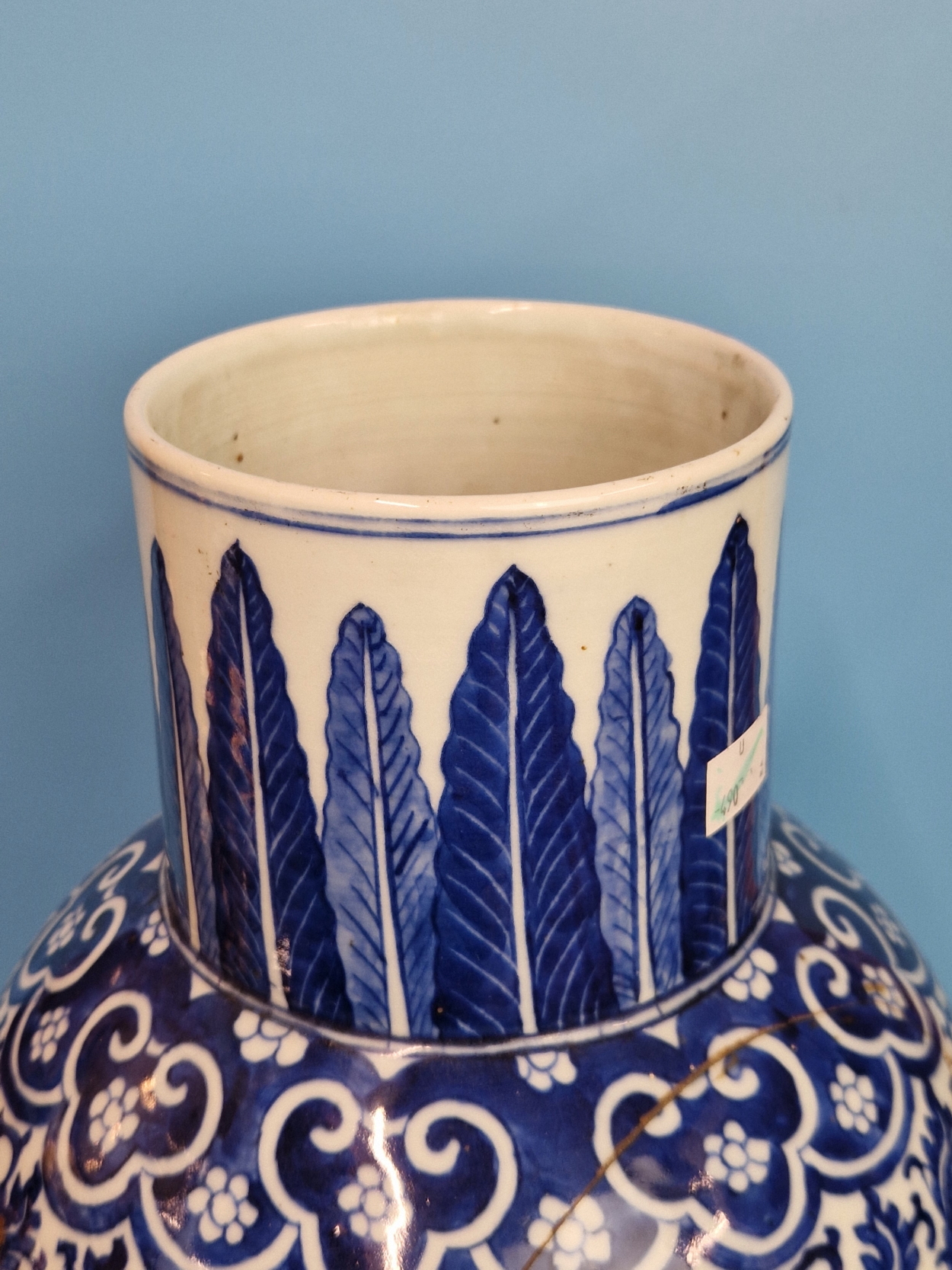 A CHINESE BLUE AND WHITE BALUSTER VASE PAINTED WITH SCROLLING LOTUS BETWEEN STIFF LEAF AND LAPPET - Image 2 of 6