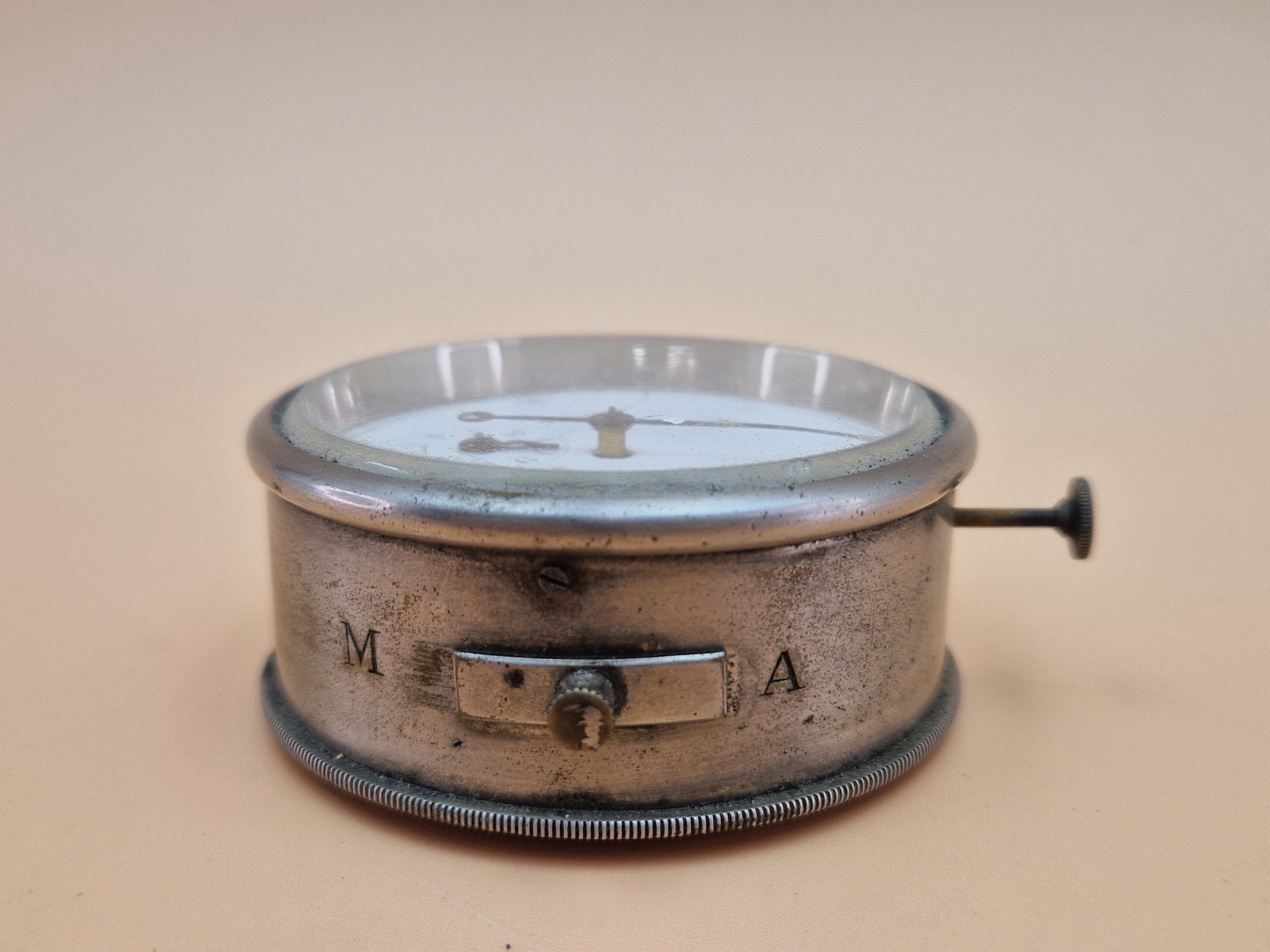 A CHROME CASED STOP WATCH WITH THE CIRCULAR ENAMEL DIAL CALIBRATED IN SECONDS AND WITH SUBSIDIARY - Bild 4 aus 5