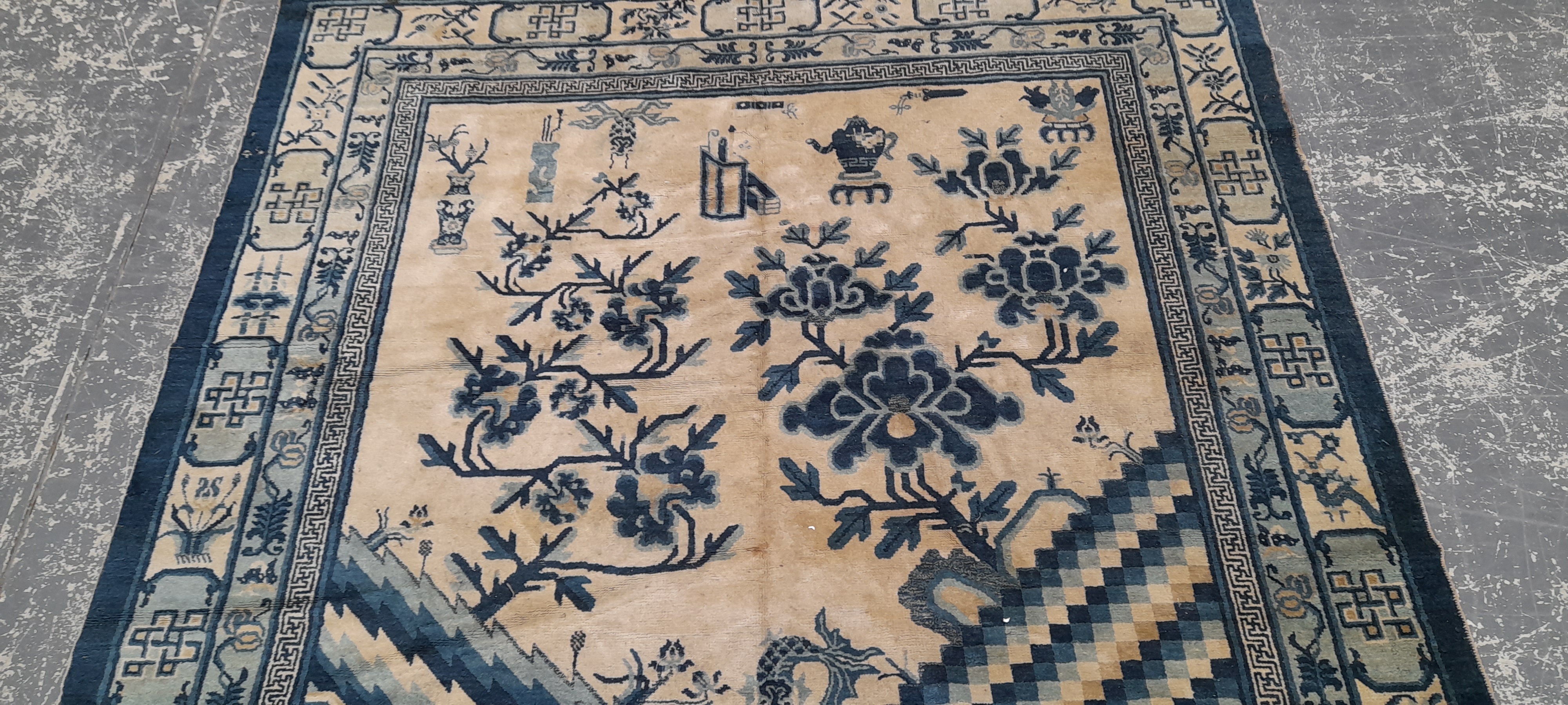 AN ANTIQUE CHINESE SAMPLE RUG 196 x 185 cm - Image 2 of 3