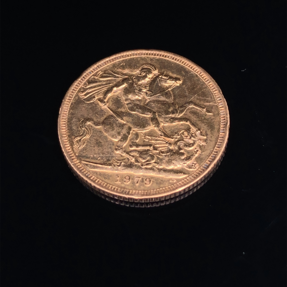 A 22ct GOLD 1979 FULL SOVEREIGN COIN.