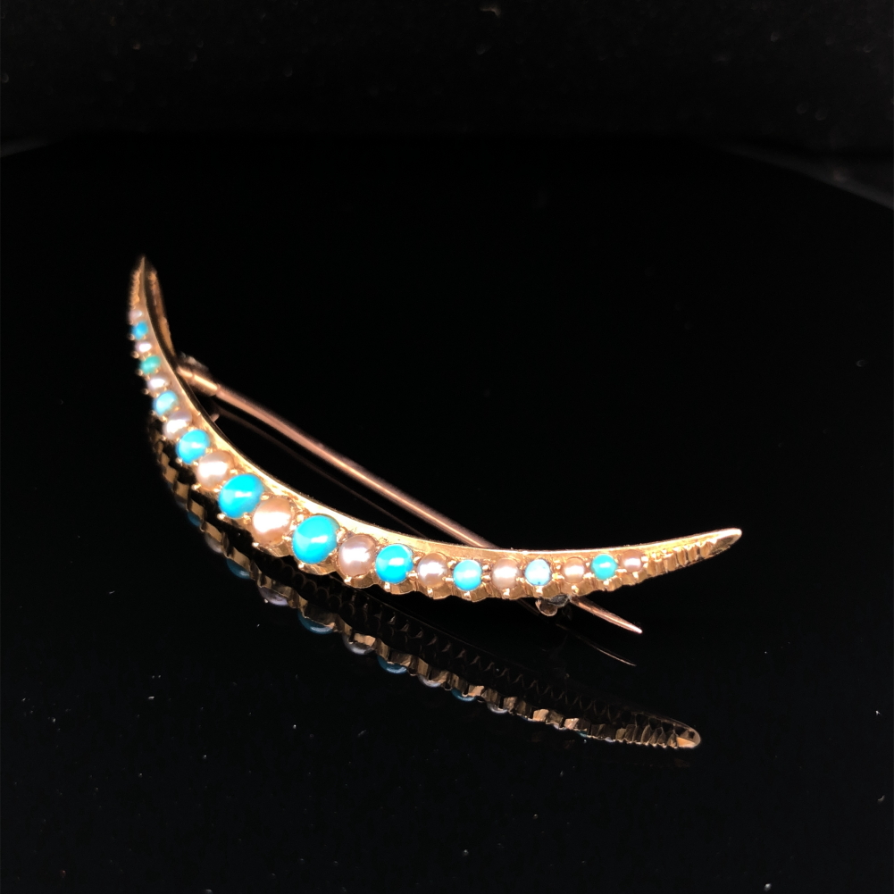 AN ANTIQUE TURQUOISE AND PEARL GRADUATED CRESCENT MOON BROOCH. UNHALLMARKED, WITH INDISTINCT STAMP - Image 4 of 5