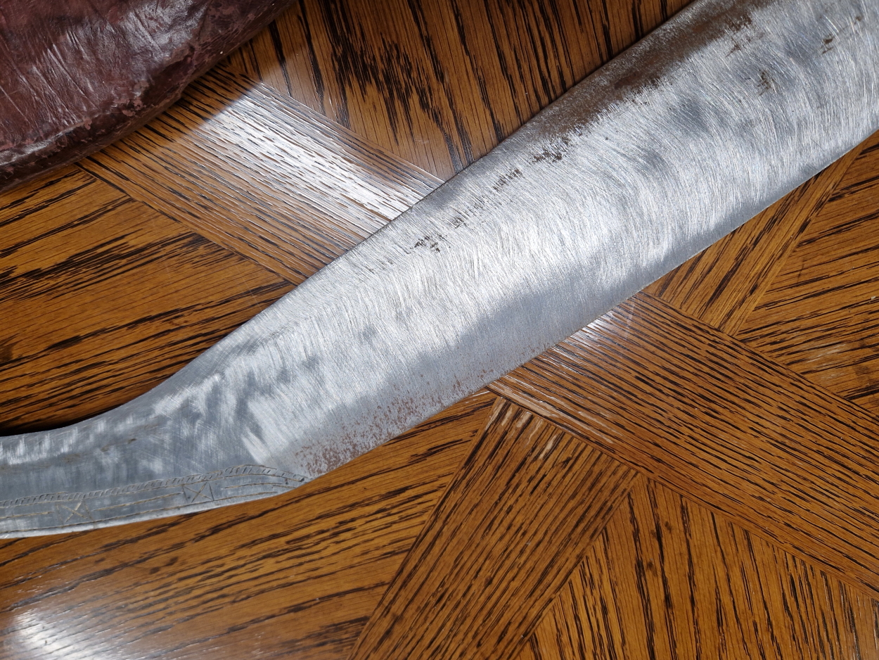 A KUKRI IN A LEATHER SCABBARD, THE HANDLE OF ALUMINIUM, THE OVERALL LENGTH. 73cms. - Image 3 of 6