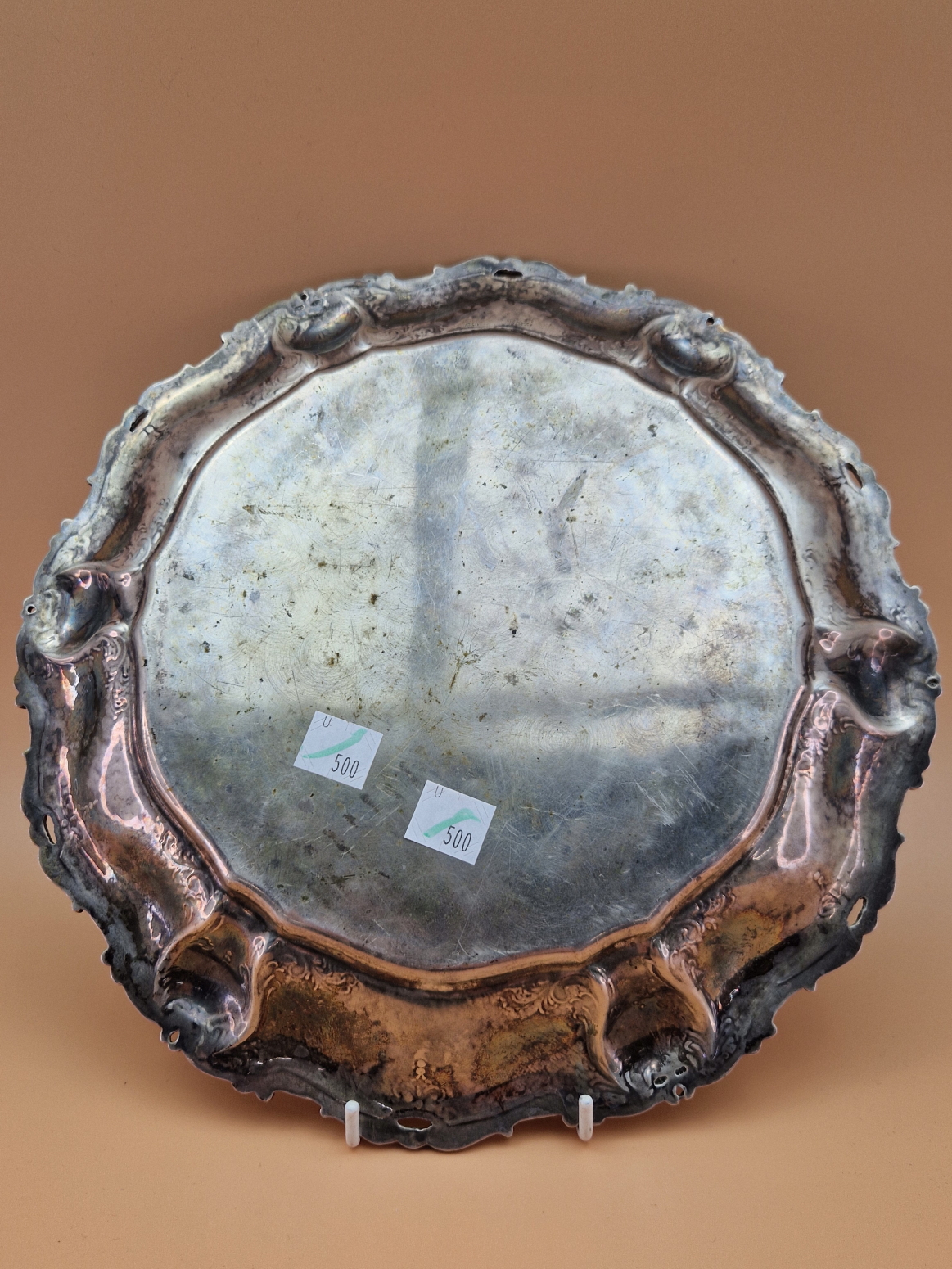 AN 800 SILVER DISH WITH THREE OF THE STIPPLED PANELS TO THE RIM MOUNTED WITH MALACHITE CABOCHONS, - Image 5 of 6