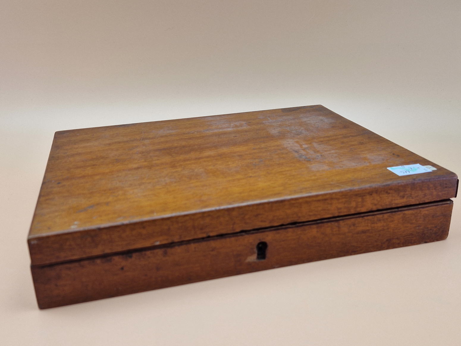 A VICTORIAN WINSOR & NEWTON MAHOGANY PAINT BOX WITH COMPARTMENTS ABOVE A DRAWER CONTAINING CERAMIC - Image 10 of 10