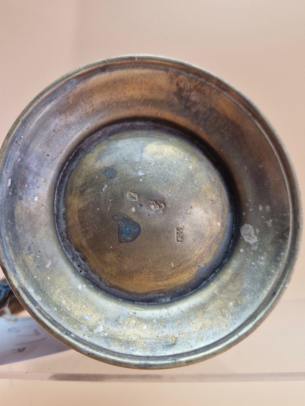 AN 18th C. BRASS PINT MUG, THE HANDLE TO THE BALUSTER SHAPE INCISED WITH INITIALS, PSEUDO HALL MARKS - Image 4 of 10