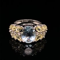 A 9ct HALLMARKED WHITE GOLD AQUAMARINE, PERIDOT AND DIAMOND CONTEMPORARY RING. FINGER SIZE L. WEIGHT