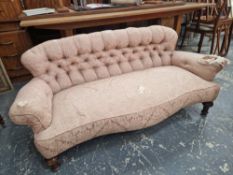 A VICTORIAN MAHOGANY SETTEE BUTTON UPHOLSTERED IN PINK DAMASK, THE FRONT LEGS OF SPINDLE SHAPE
