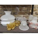 A SET OF FOUR FROSTED GLASS LIGHT SHADES WITH CRANBERRY FRILLED EDGES, A PAIR OF AMBER GLASS PETAL