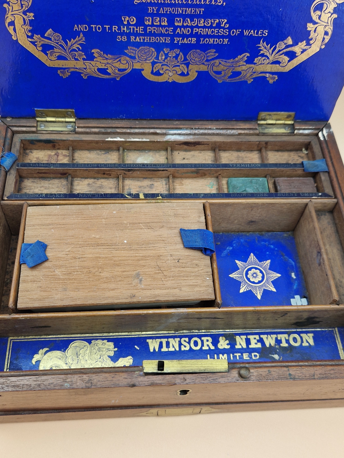 A VICTORIAN WINSOR & NEWTON MAHOGANY PAINT BOX WITH COMPARTMENTS ABOVE A DRAWER CONTAINING CERAMIC - Image 3 of 10