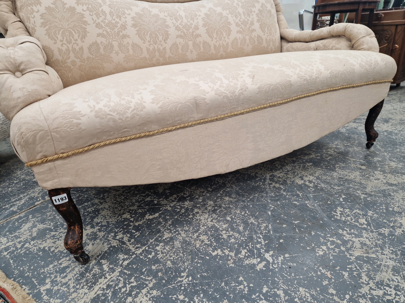 AN EDWARDIAN SMALL SALON SETTEE WITH BUTTON BACK UPHOLSTERY. - Image 2 of 4