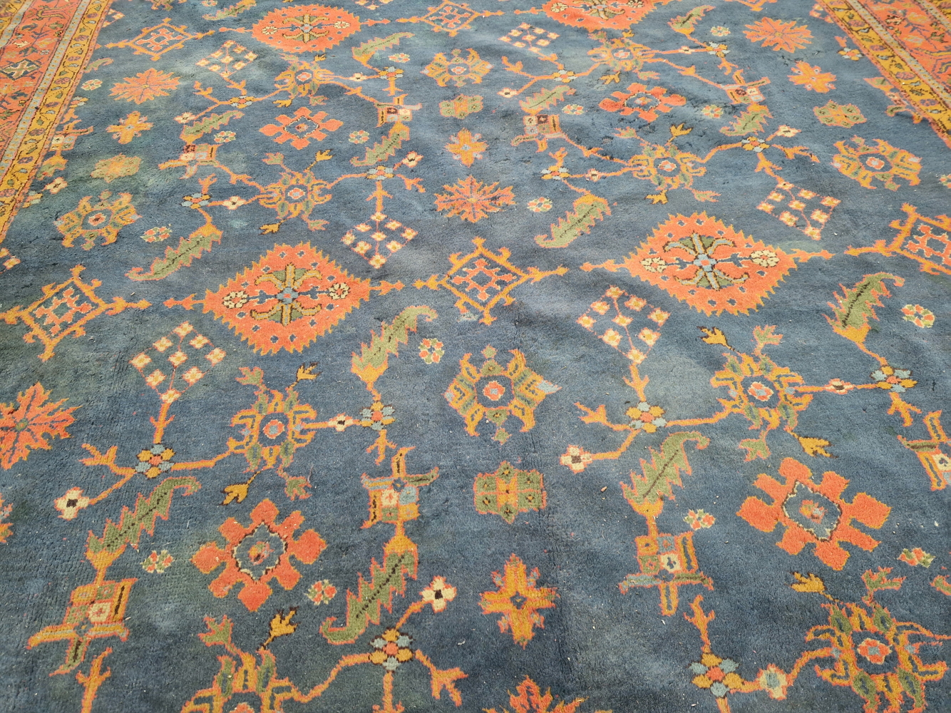 AN ANTIQUE TURKISH OUSHAK CARPET. 390 x 320 cm (LOSSES) - Image 12 of 15