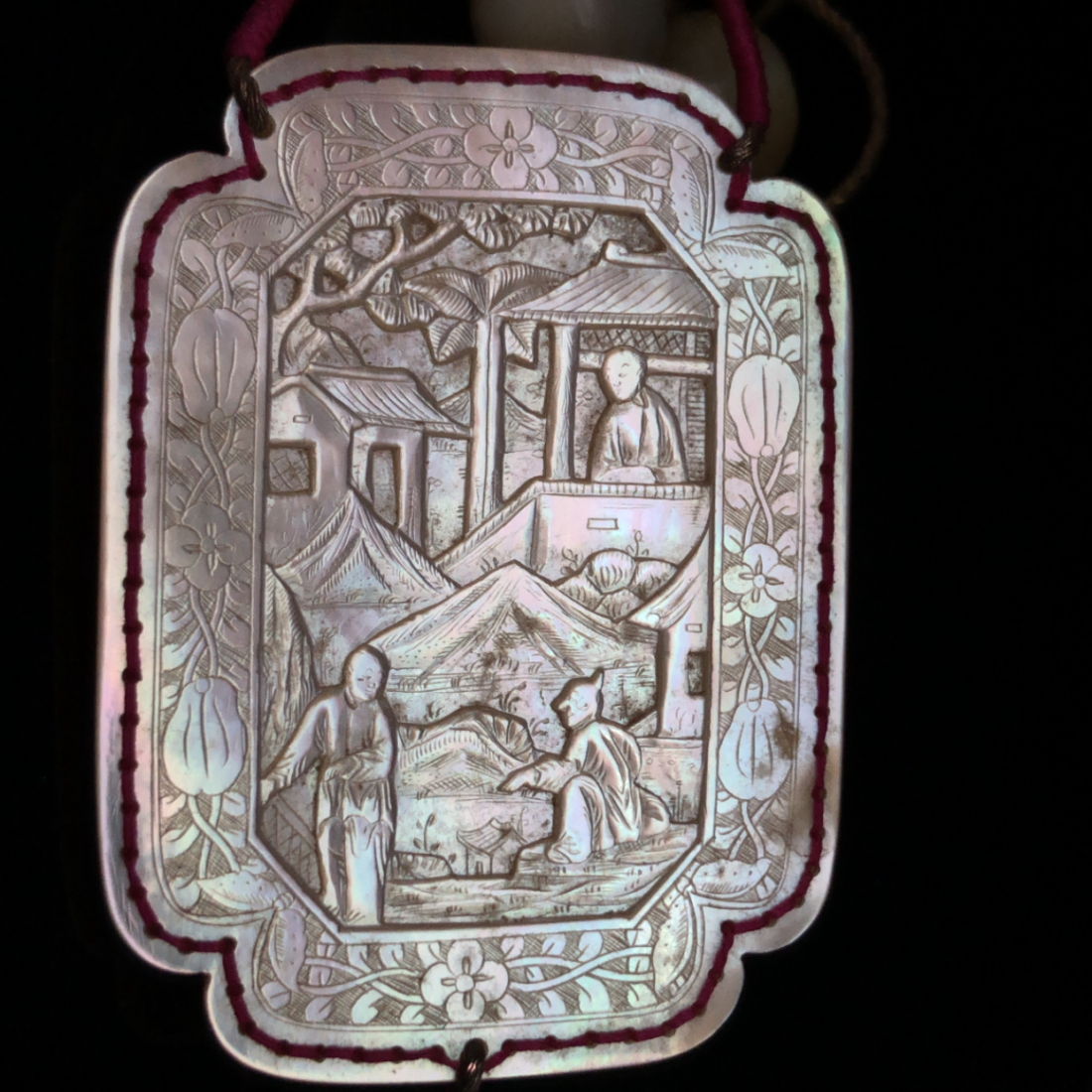 A CHINESE CARVED MOTHER OF PEARL PENDANT PANEL ON WIRE WRAPPED STRING WITH ELEVEN GRADUATED MOTHER - Image 6 of 7