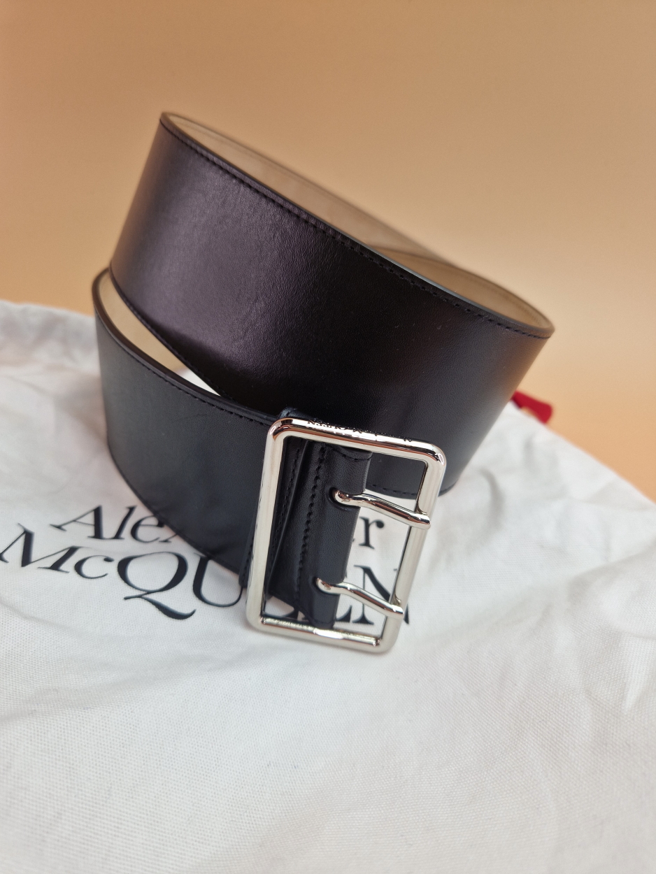 AN ALEXANDER MCQUEEN BLACK LEATHER WIDE BELT. REF 62140.601523.75.30. LENGTH 36 INCHES. COMPLETE - Image 3 of 5